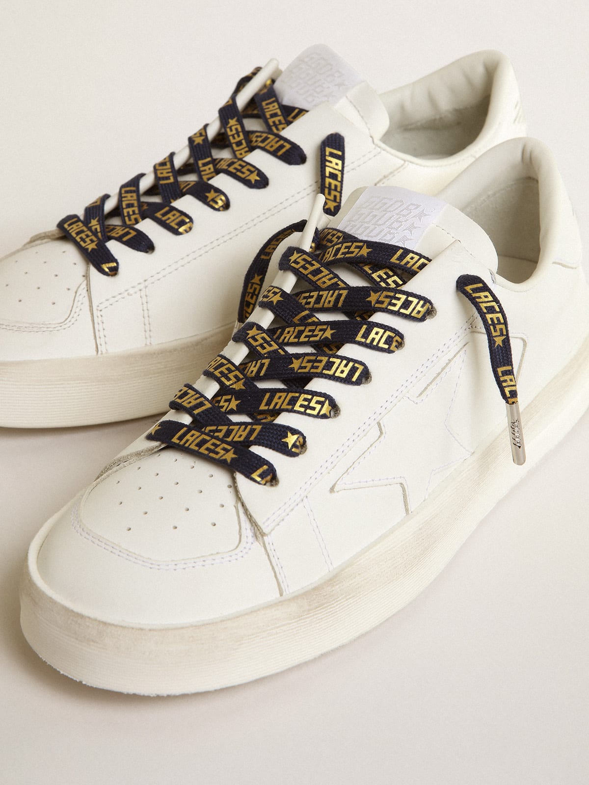 Golden Goose - Marineblaue Schnürsenkel mit kontrastierenden goldfarbenen Laces-Schriftzügen in 