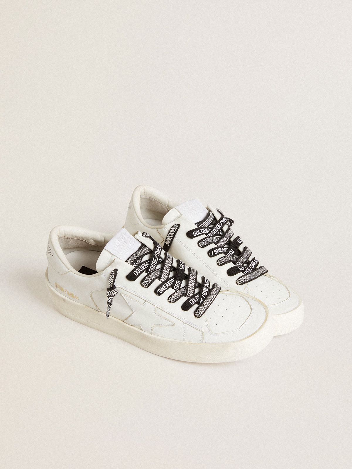 Cordones negros con strass y mensajes Golden Goose Sneakers blancos en contraste