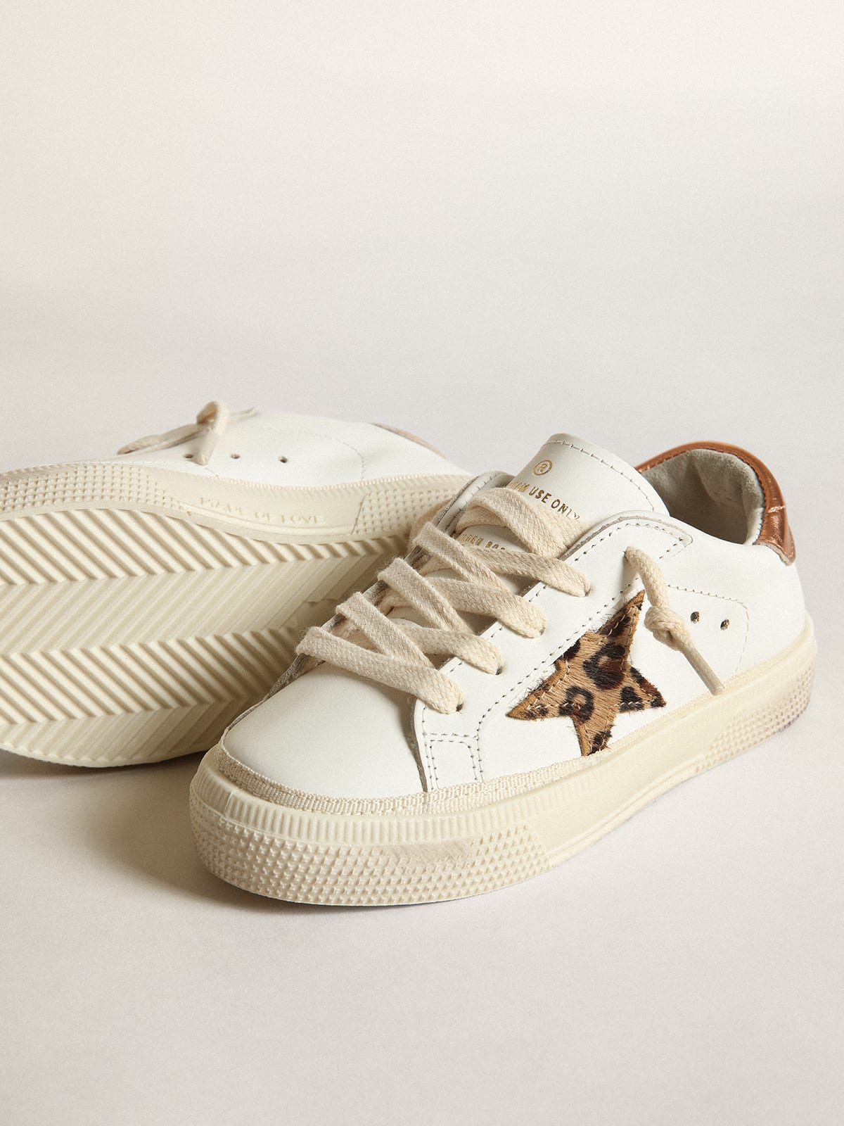 Golden Goose - Sneakers May Young avec étoile en cuir façon poulain à imprimé léopard et contrefort en cuir lamé couleur cuivre    in 