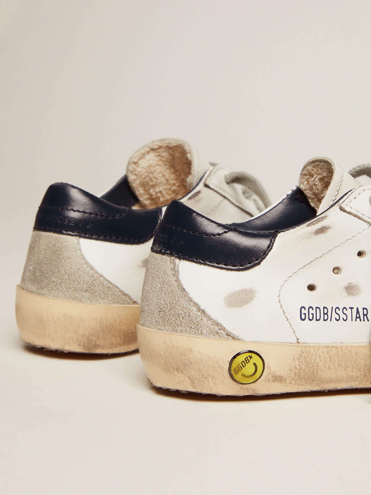 Golden Goose - Sneakers Super-Star aus weißem Leder mit dunkelblauer Fersenpartie in 