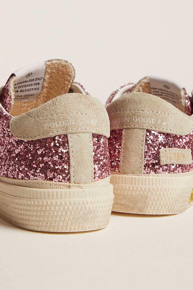 Golden Goose - Sneaker May in glitter rosa con stella e talloncino in suede color grigio ghiaccio in 
