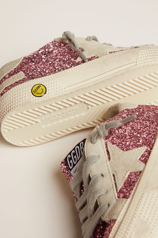 Golden Goose - May Sneakers in rosa Glitzer mit Stern und Ferse aus eisgrauem Rauleder in 