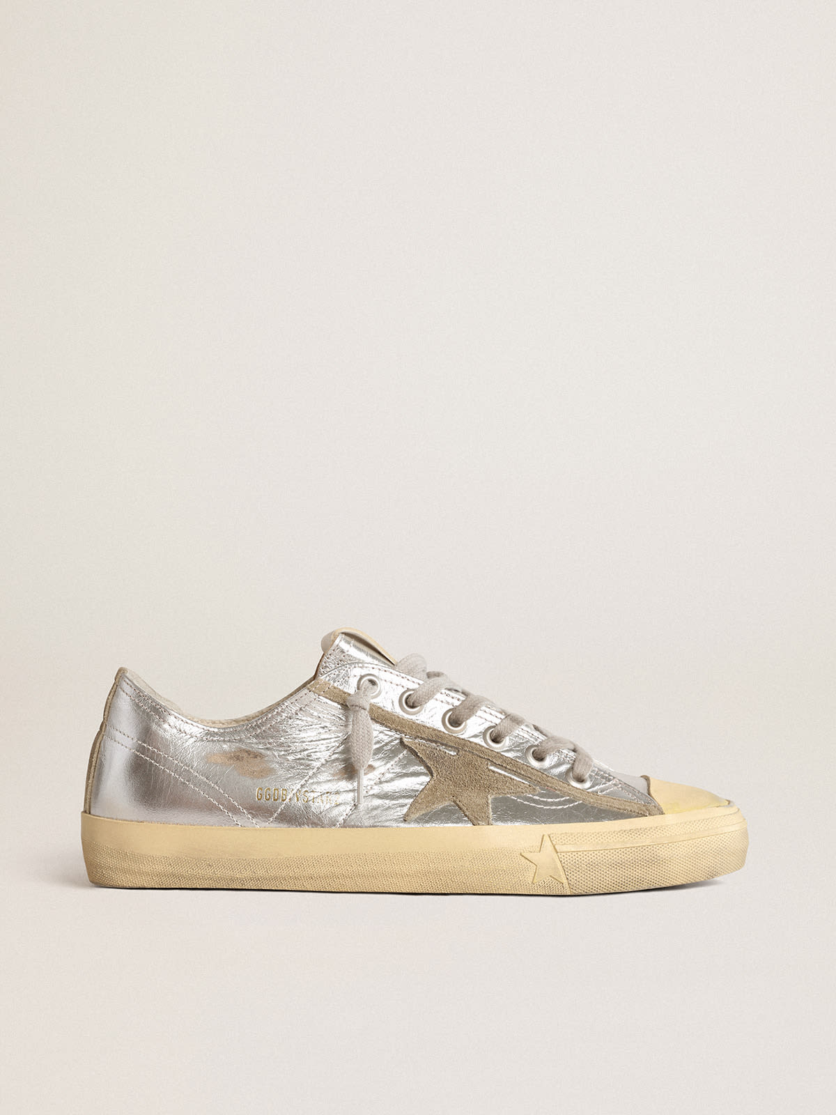 Golden Goose - Sneaker V-Star Uomo LTD in pelle laminata color argento con stella in suede color grigio ghiaccio in 