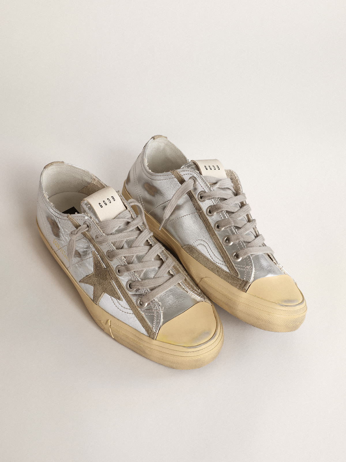 Golden Goose - Sneaker V-Star Uomo LTD in pelle laminata color argento con stella in suede color grigio ghiaccio in 