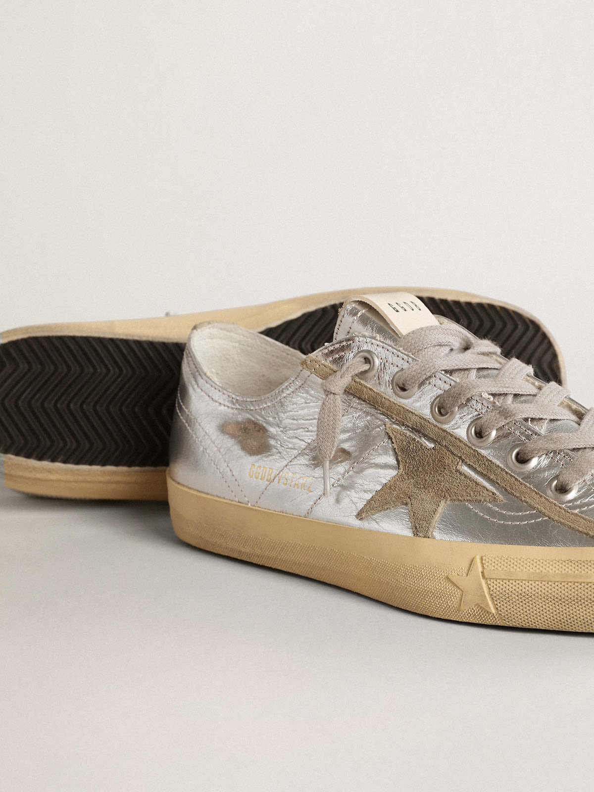 Golden goose superstar on sale metallic low-top sneaker silver