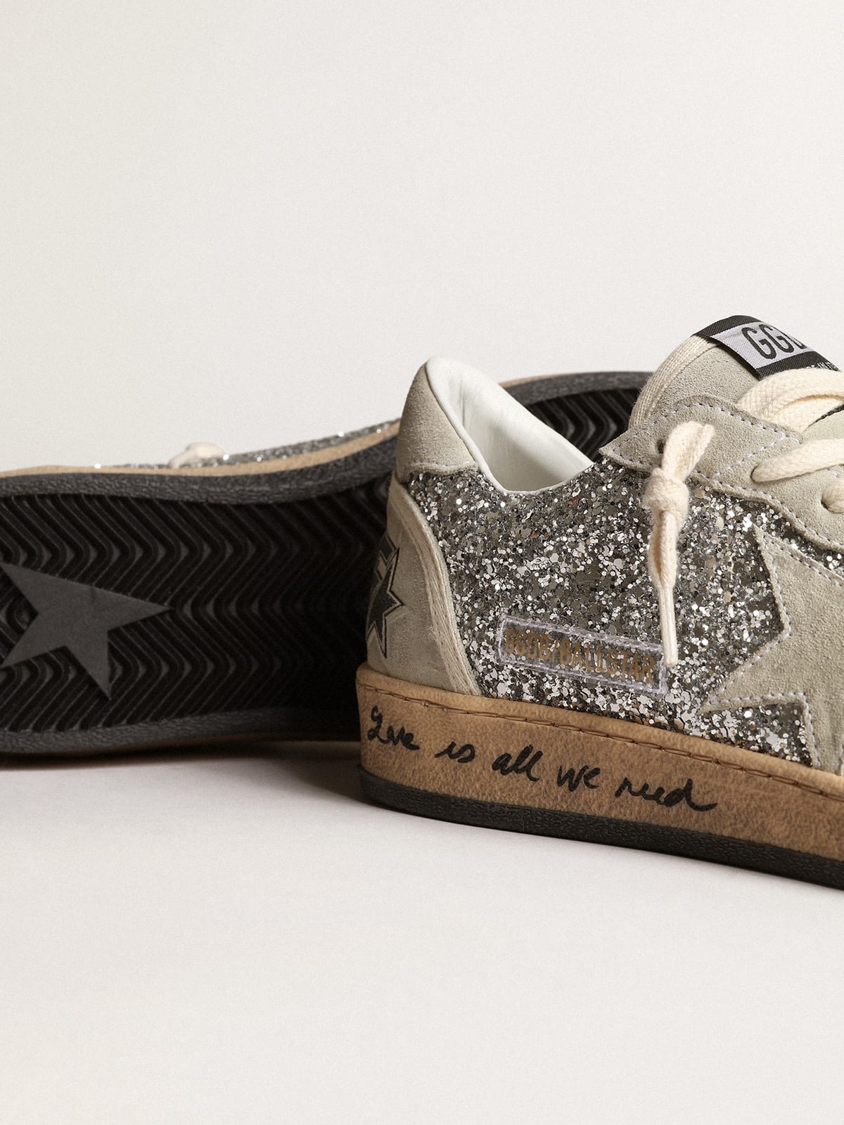 Golden Goose - Ball Star in glitter argento con inserti in suede ghiaccio in 