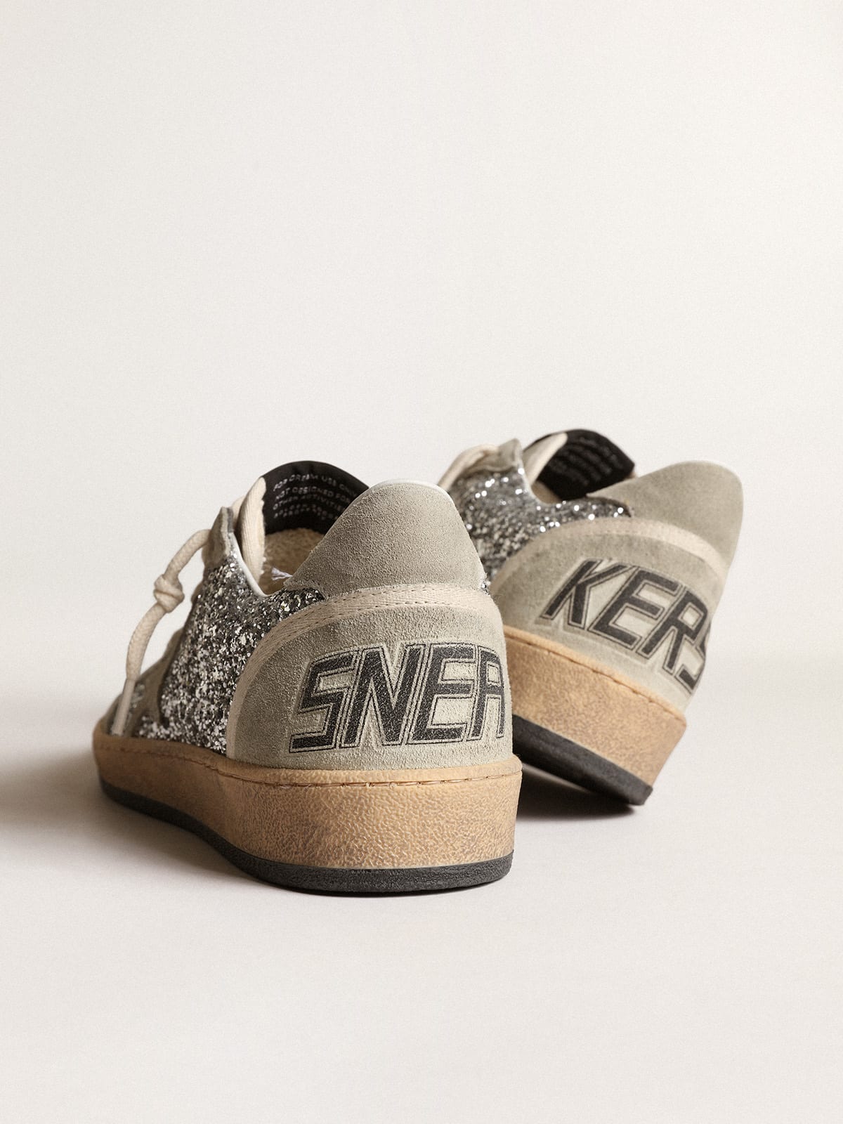 Golden Goose - Ball Star in glitter argento con inserti in suede ghiaccio in 