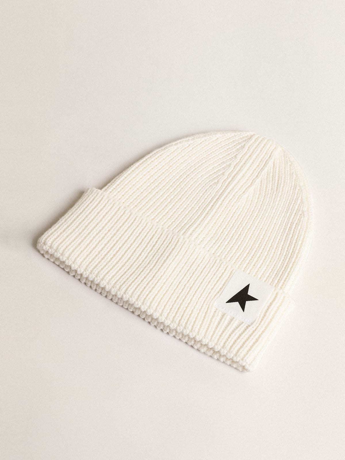 Golden Goose - Off-white cotton beanie with contrasting black star in 