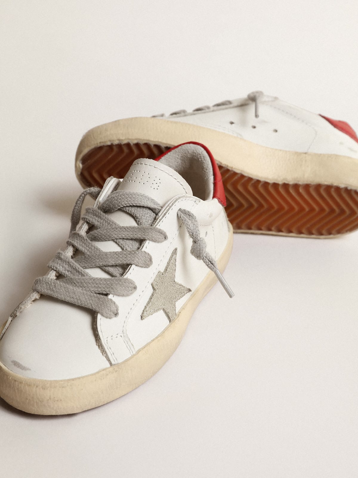 Golden Goose - Super-Star Junior com estrela de suede e talão de couro vermelho in 