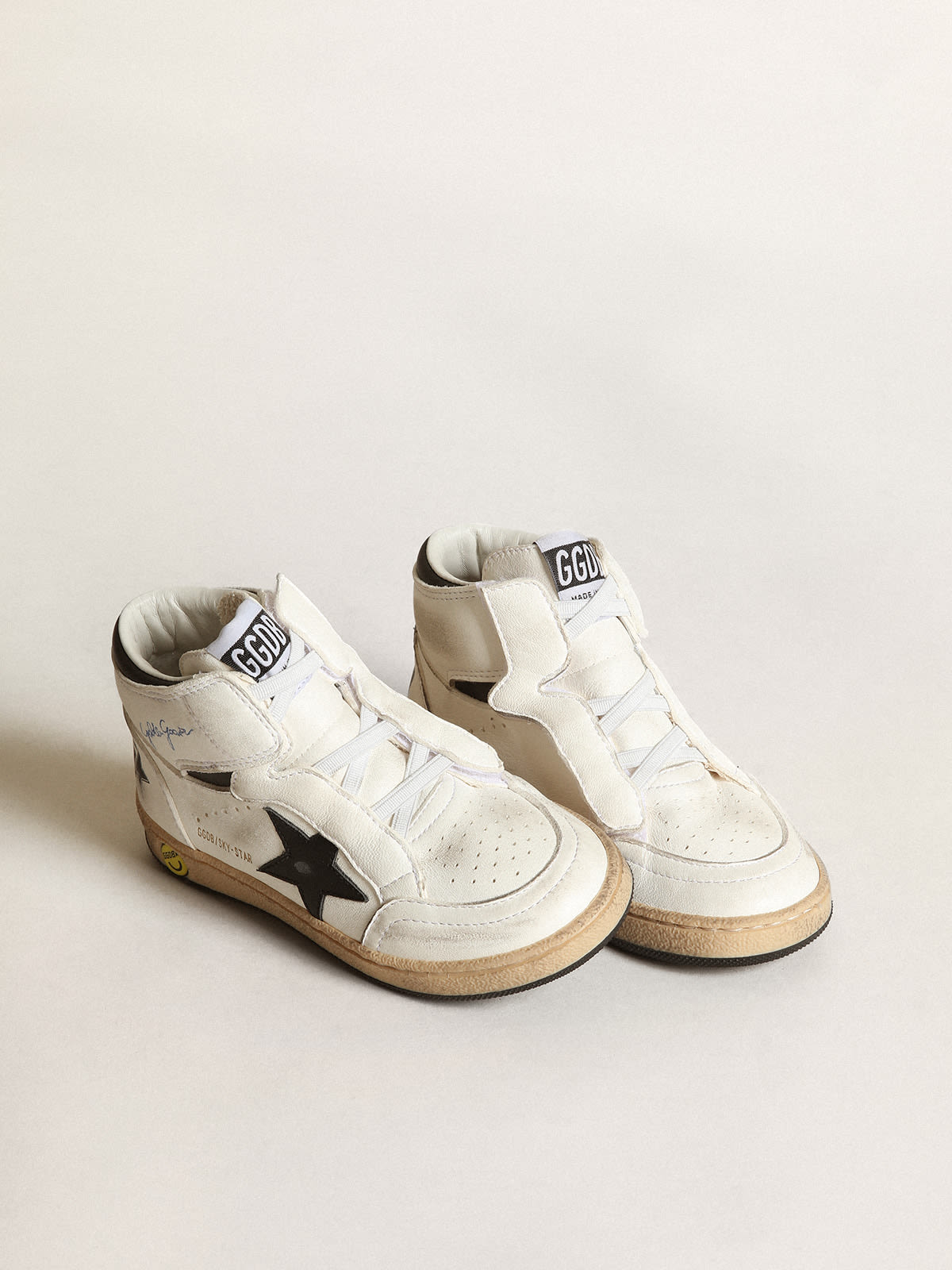 Golden Goose - Sky-Star Junior in white nappa leather with black leather star in 