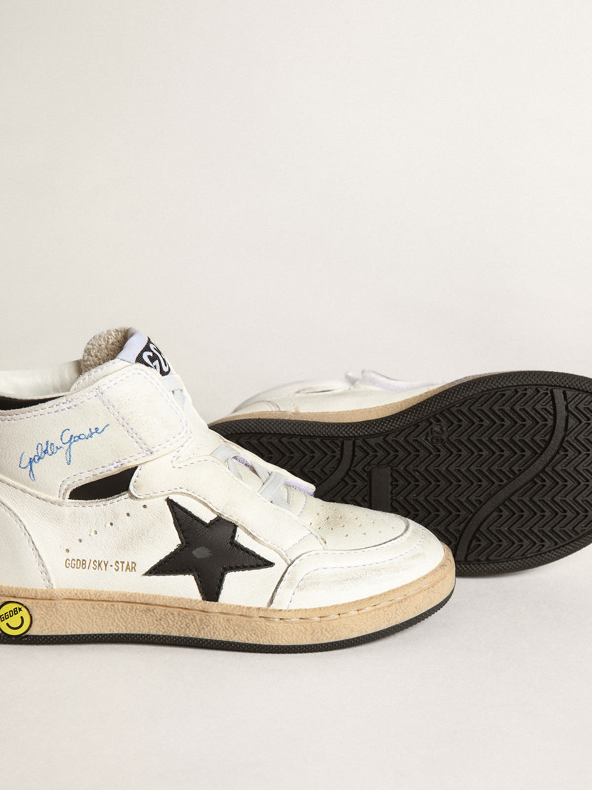 Golden Goose - Sky-Star Junior in white nappa leather with black leather star in 