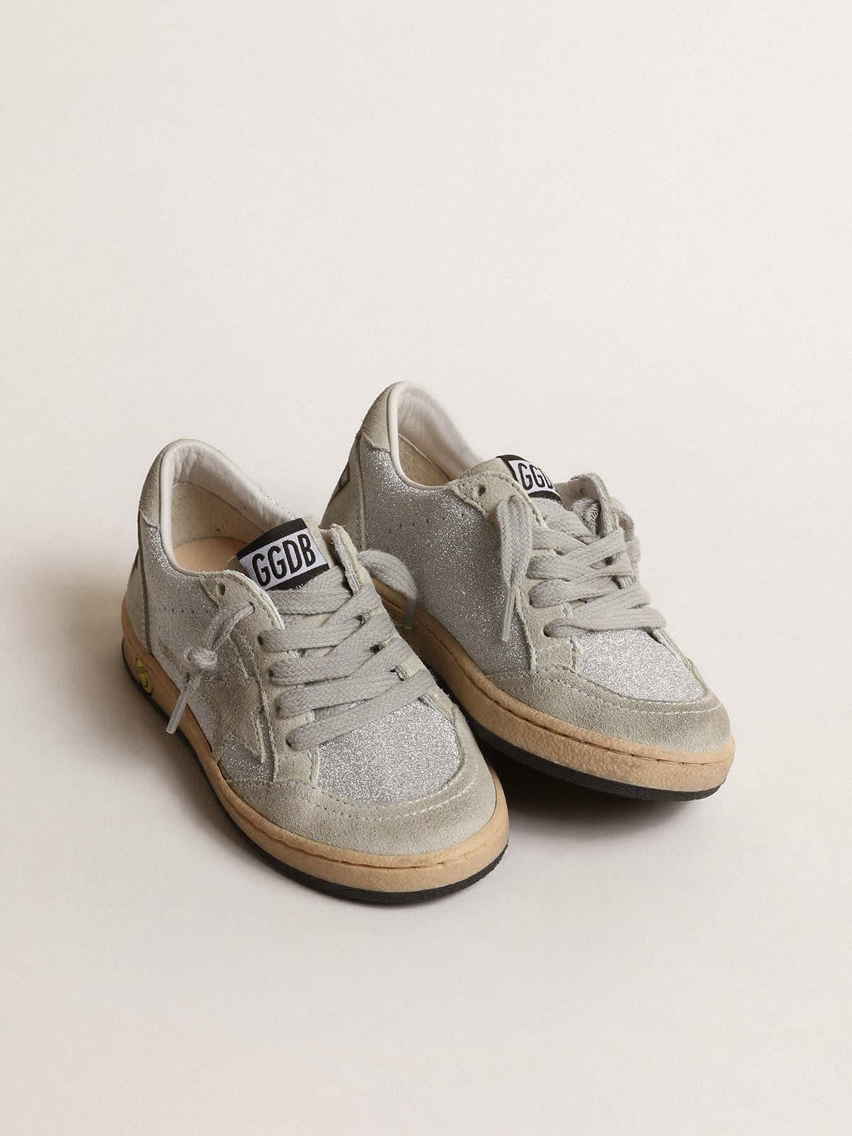 Golden Goose - Ball Star Junior de glitter com inserções de suede cinza gelo in 