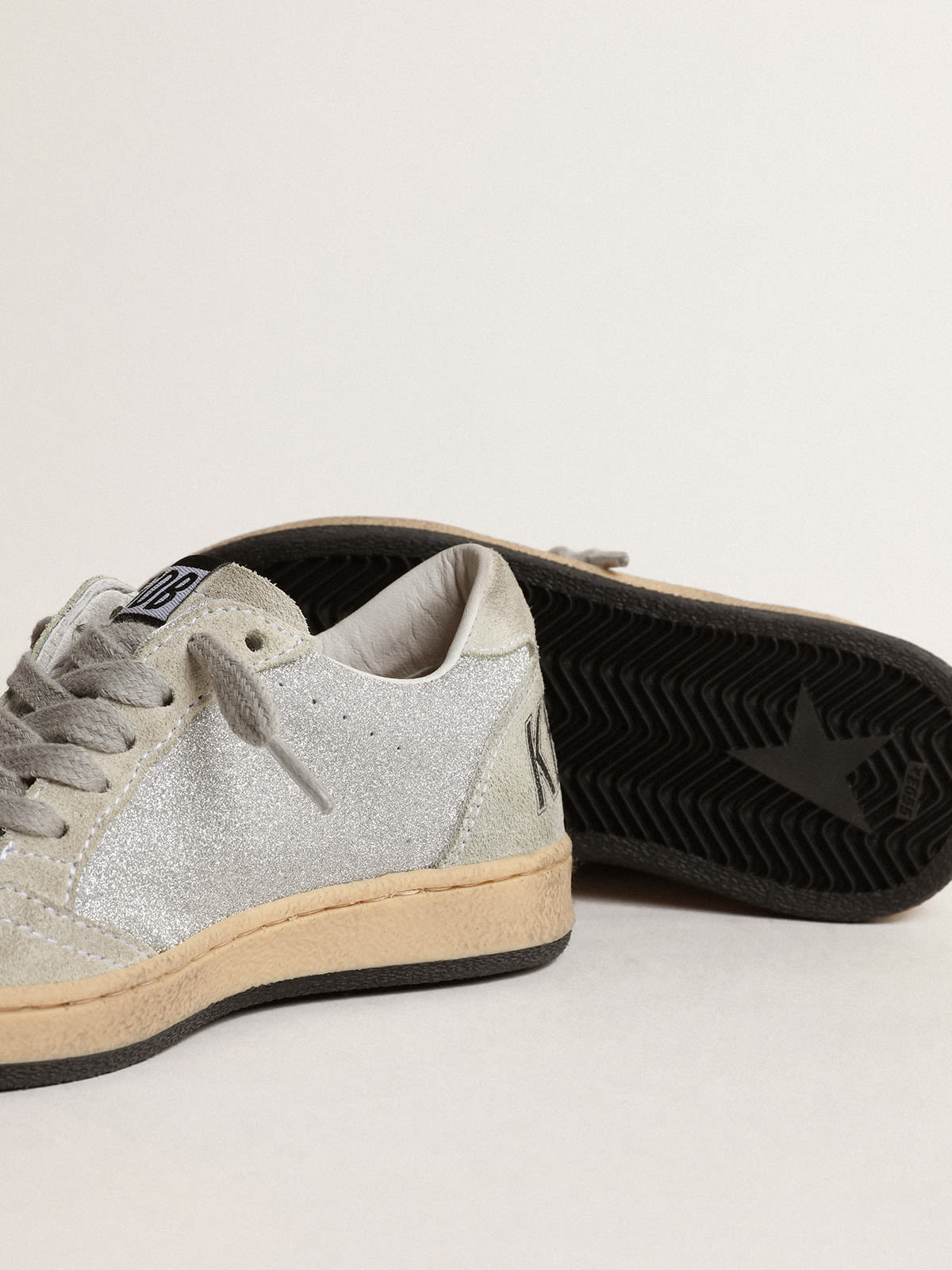 Golden Goose - Ball Star Junior de glitter com inserções de suede cinza gelo in 