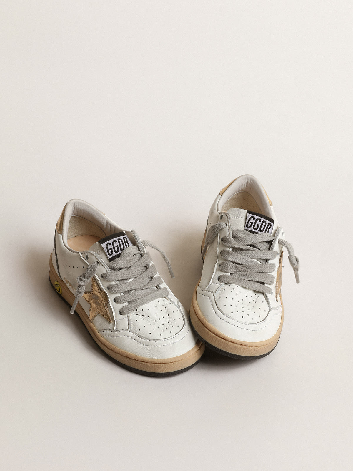 Golden Goose - Ball Star Junior with gold metallic leather star and heel tab in 
