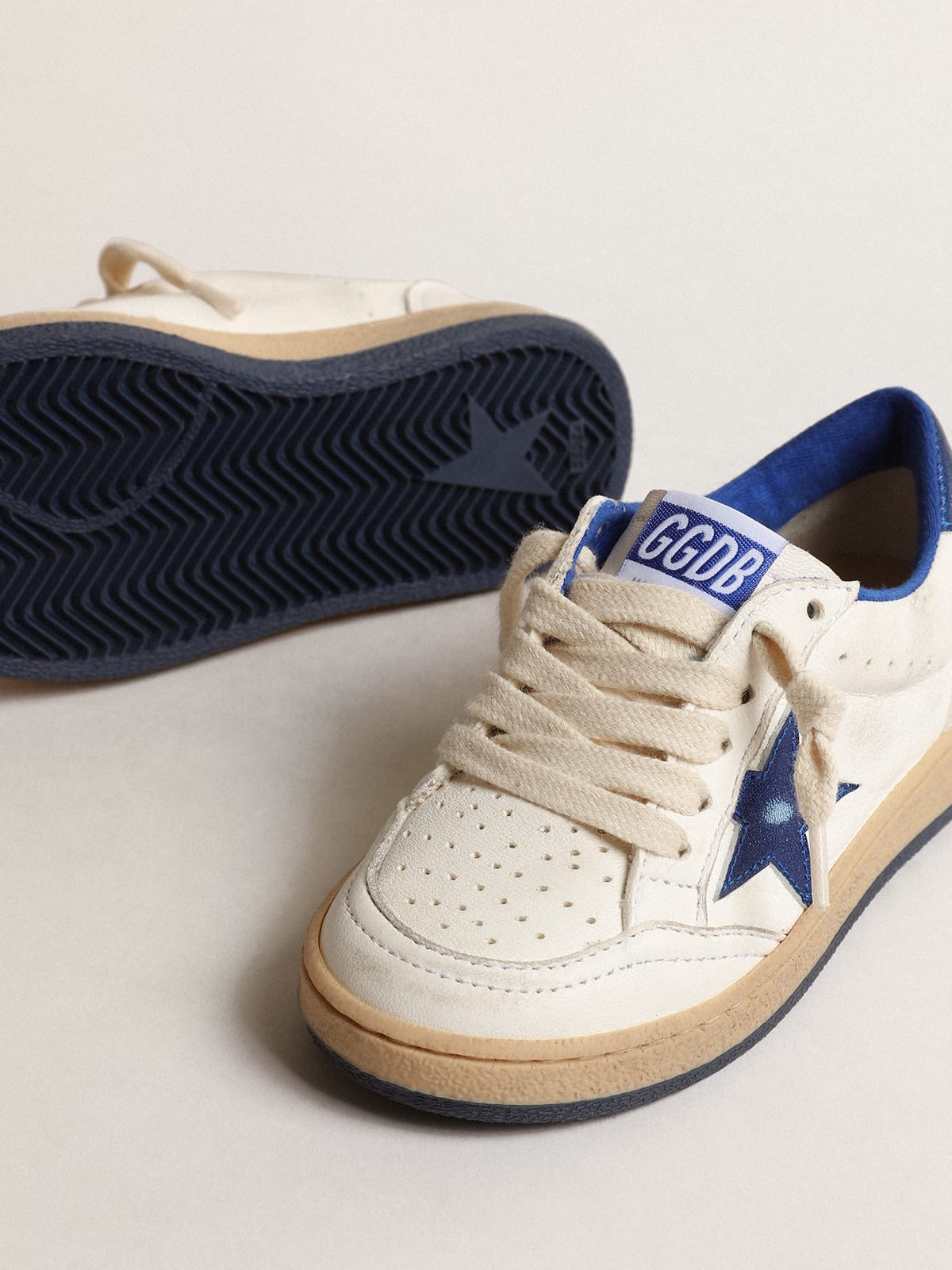 Golden Goose - Ball Star Junior mit Stern und Fersendetail aus blauem Metallic-Leder in 