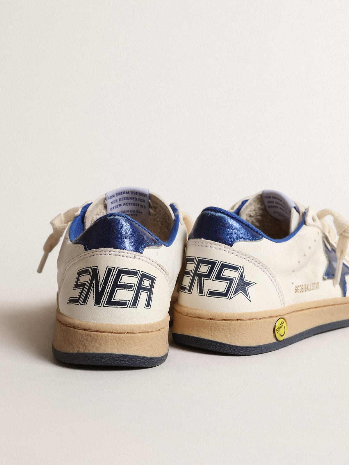 Golden Goose - Ball Star Junior mit Stern und Fersendetail aus blauem Metallic-Leder in 