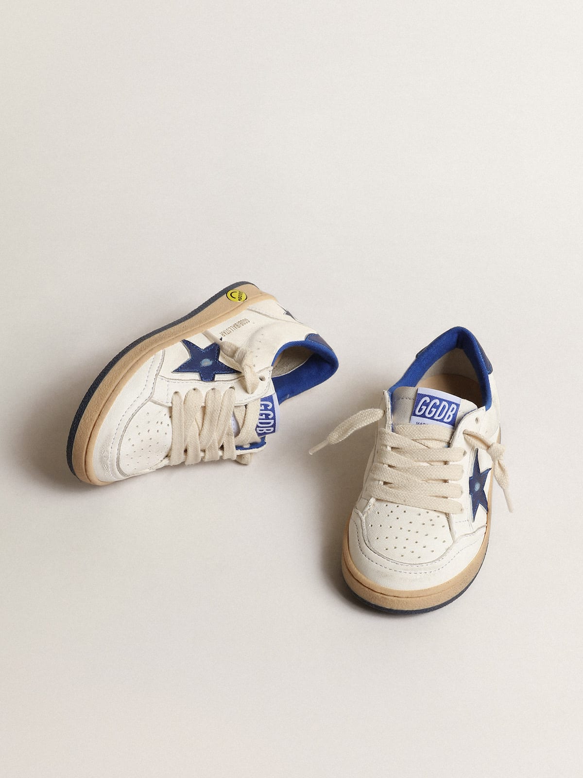 Golden Goose - Ball Star Junior mit Stern und Fersendetail aus blauem Metallic-Leder in 