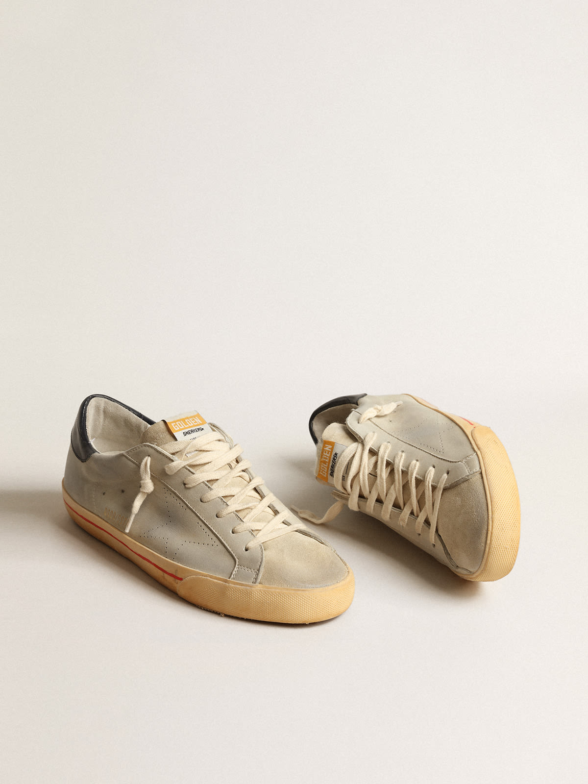 Golden Goose - Super-Star in nabuk grigio con stella traforata e talloncino blu in 