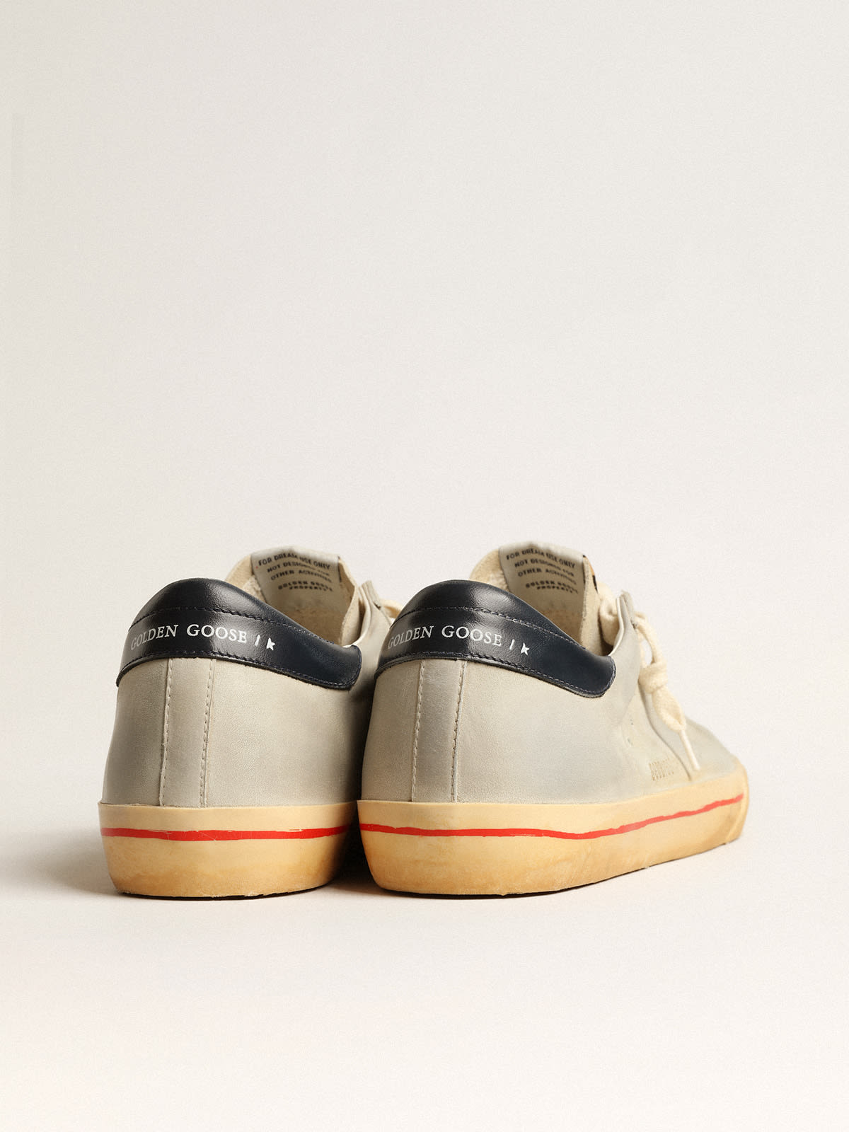 Golden Goose - Super-Star in nabuk grigio con stella traforata e talloncino blu in 