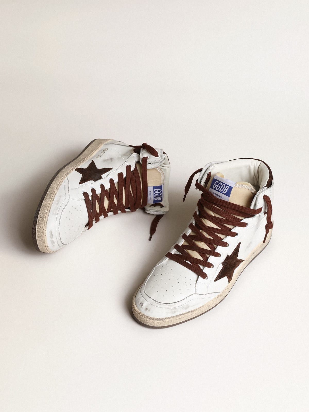 Golden Goose - Sky-Star Masculino de napa branca com estrela de suede chocolate in 