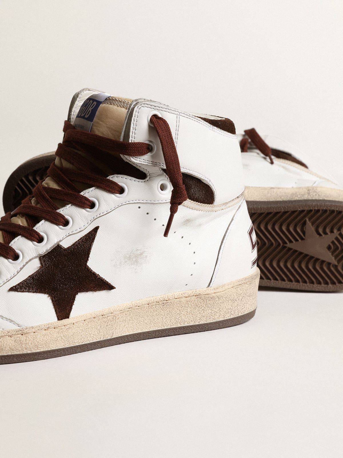 Golden Goose - Sky-Star Masculino de napa branca com estrela de suede chocolate in 