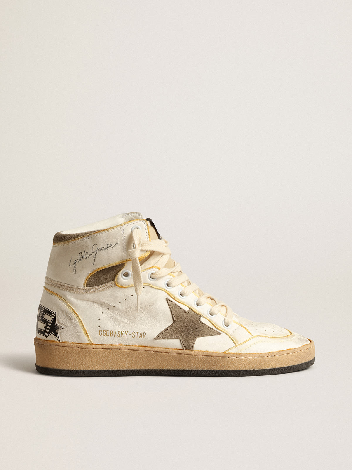 Golden Goose - Sky-Star für Herren aus weißem Nappa mit taubengrauem Raulederstern in 