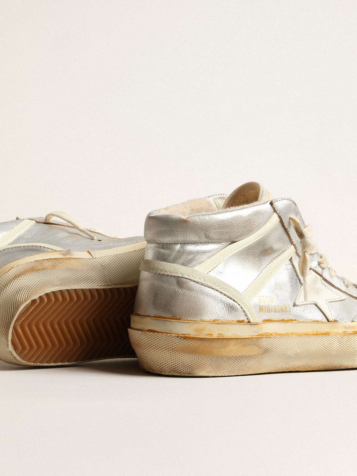 Golden Goose - Mid Star Uomo in pelle laminata argento con stella color avorio in 