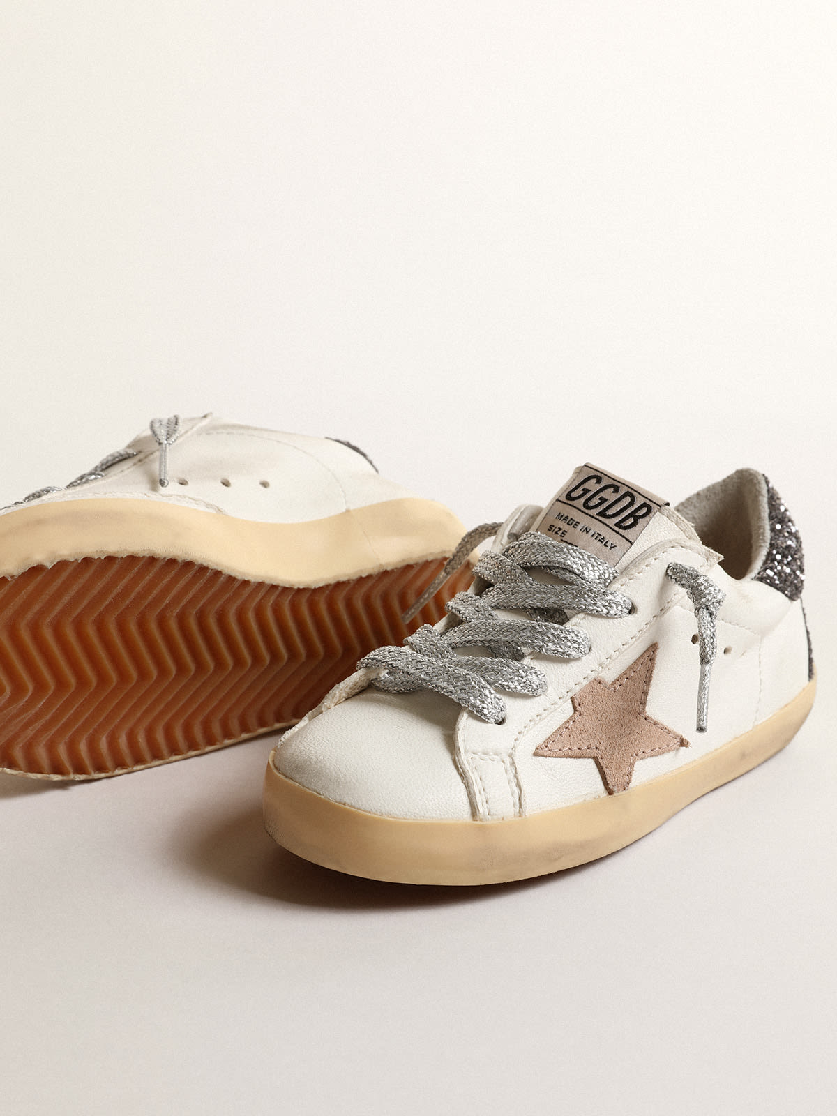 Golden Goose - Super-Star Young with a hazelnut star and glitter heel tab in 