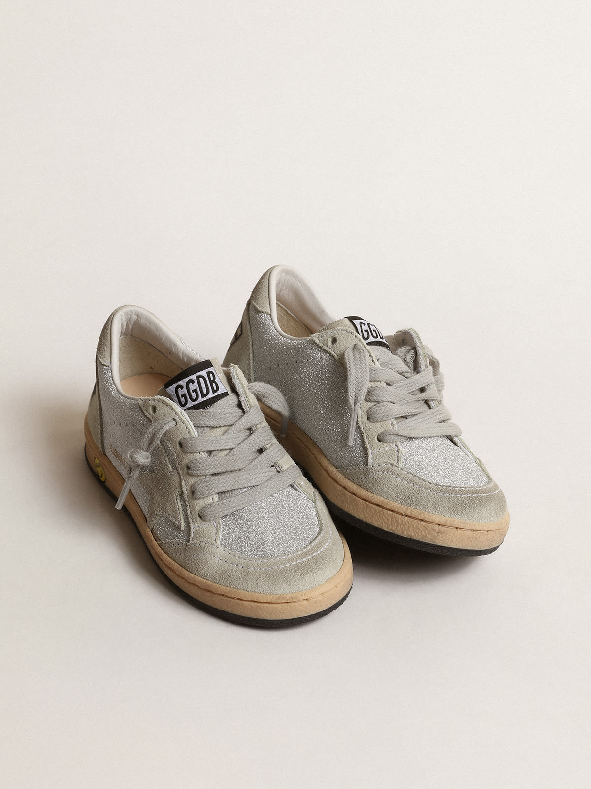 Golden Goose - Ball Star Young de glitter com inserções de suede cinza gelo in 