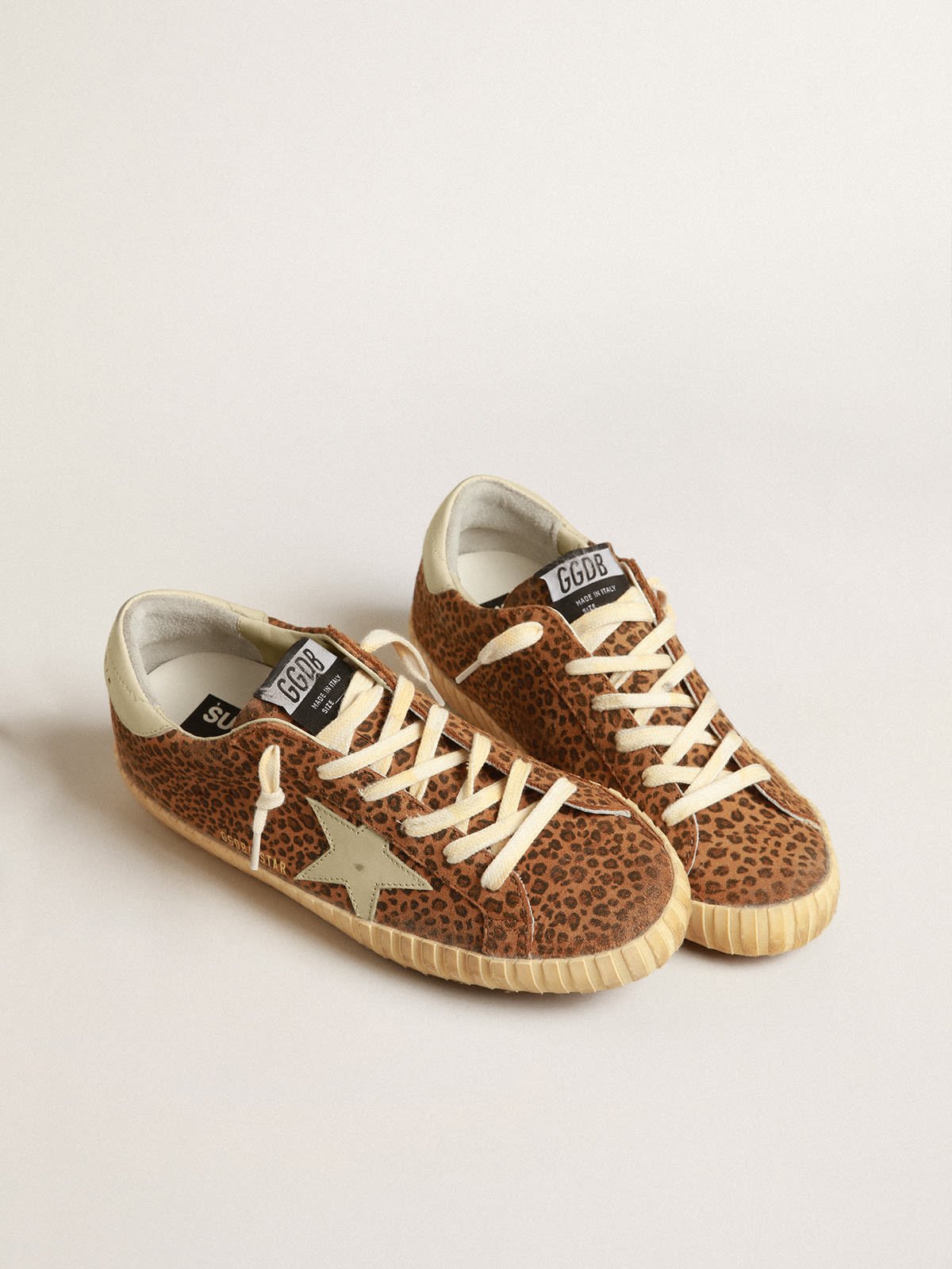 Golden Goose - Super-Star in suede con stampa leo e stella in pelle color panna in 