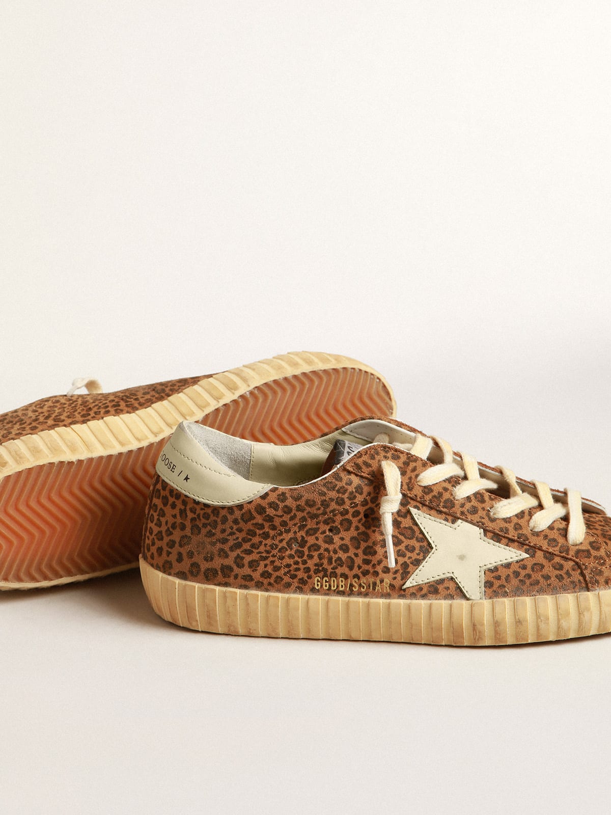 Golden Goose - Super-Star in suede con stampa leo e stella in pelle color panna in 