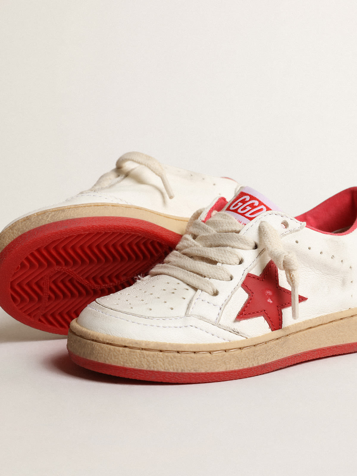 Golden Goose - Ball Star Young aus Nappa mit Stern und Fersendetail aus rotem Leder in 