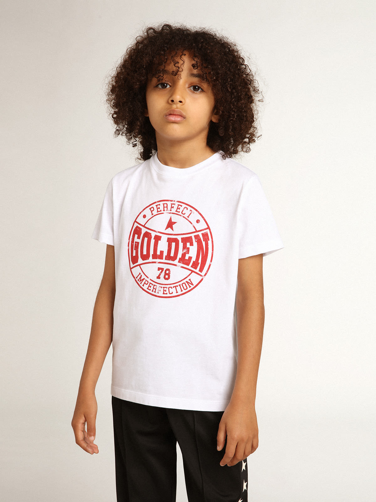 Golden Goose - T-shirt blanc pour garçon avec logo rouge imprimé au centre in 