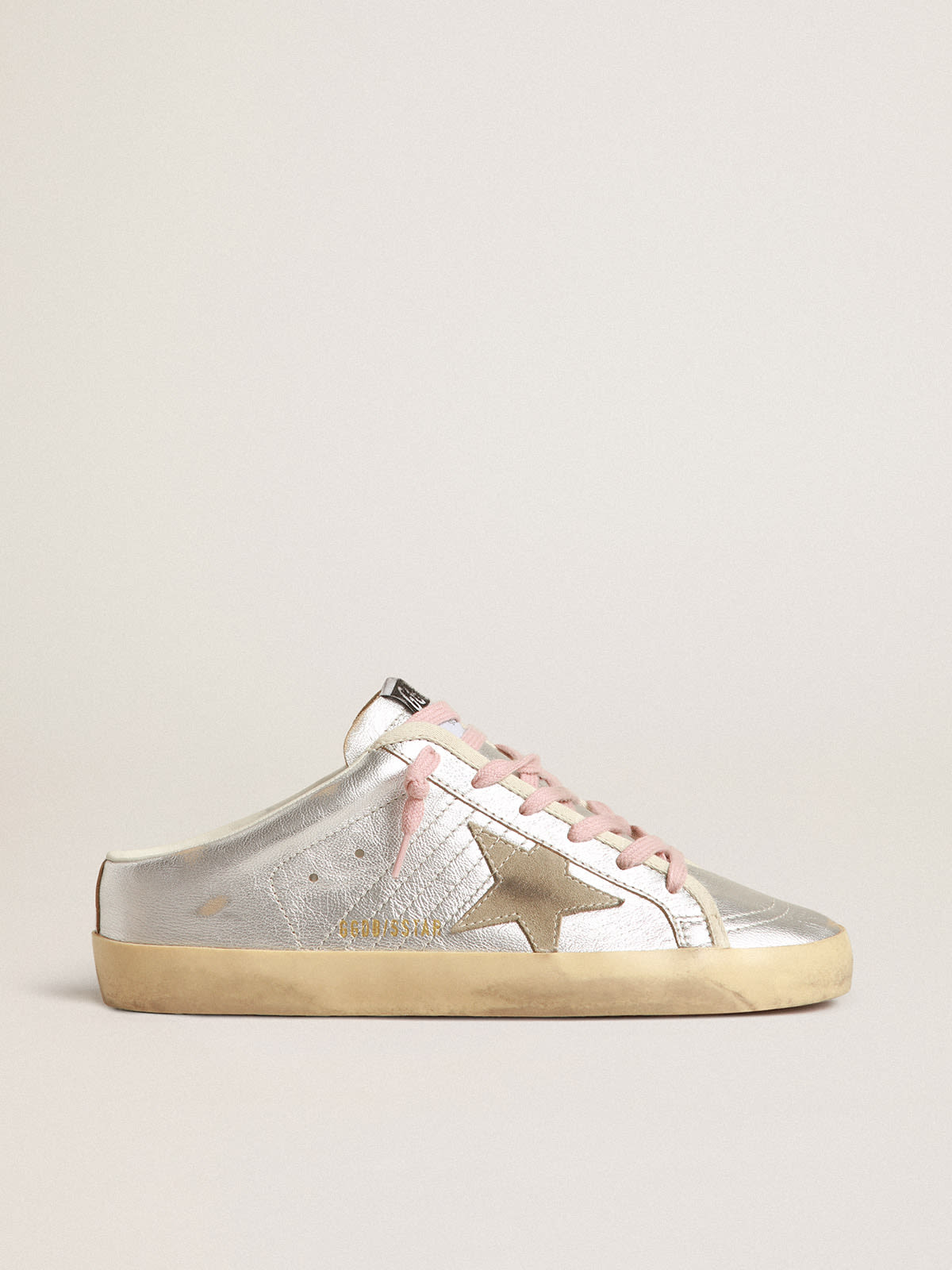 Golden Goose - Mules Super-Star en cuir lamé argenté avec étoile en daim in 