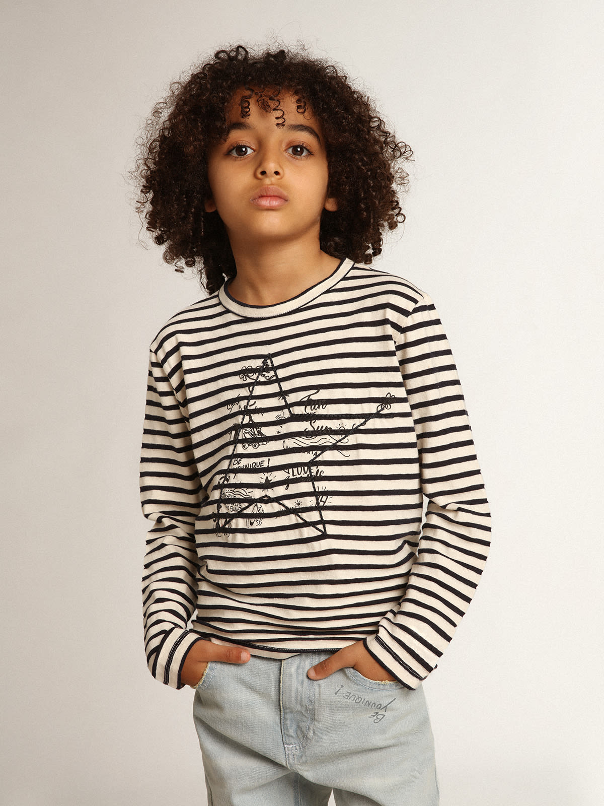 Camiseta de niño con rayas blancas y y bordado en el delantero | Golden Goose