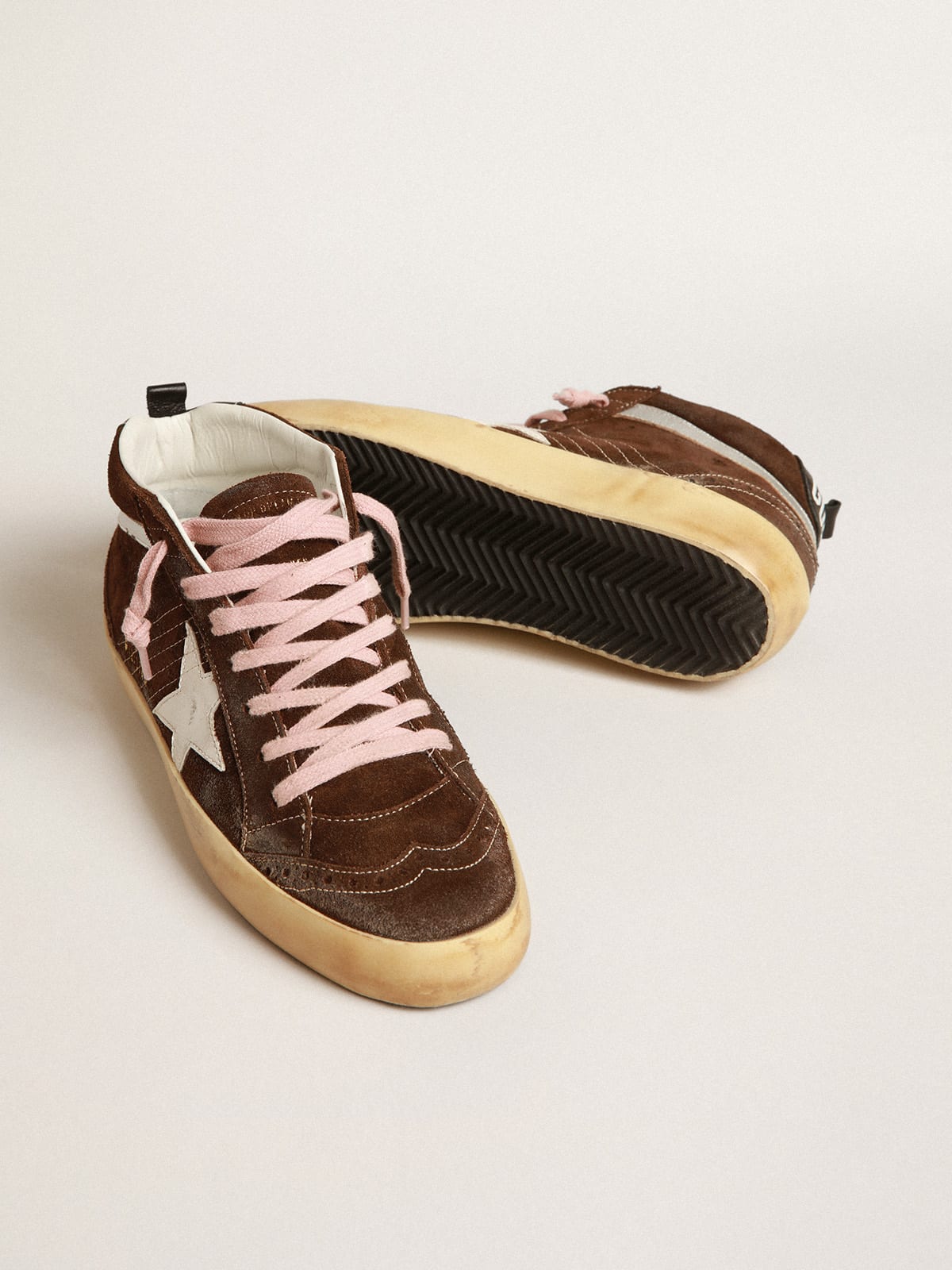 Golden Goose - Mid Star de suede marrom com estrela de couro branco in 