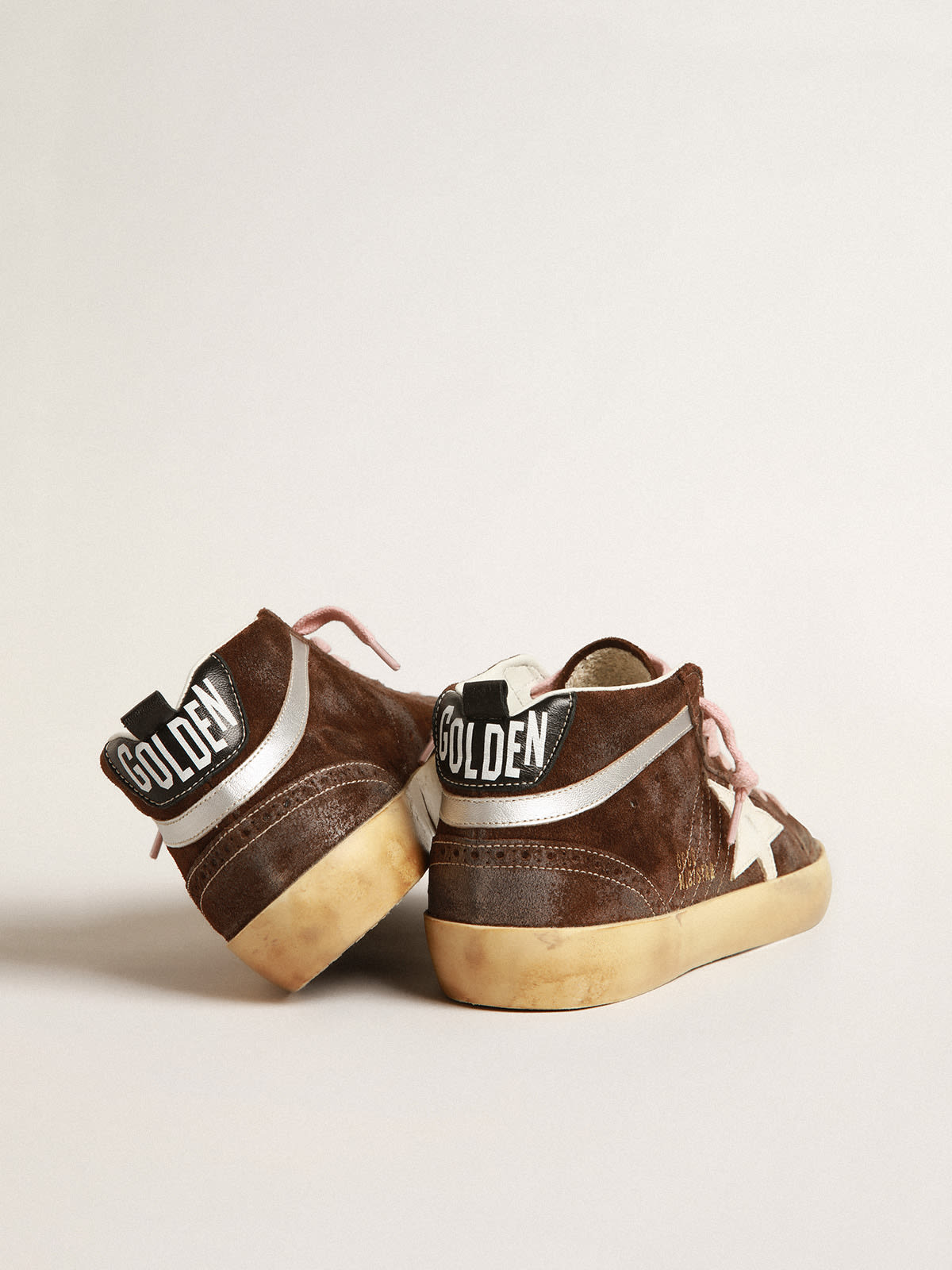 Golden Goose - Mid Star de suede marrom com estrela de couro branco in 