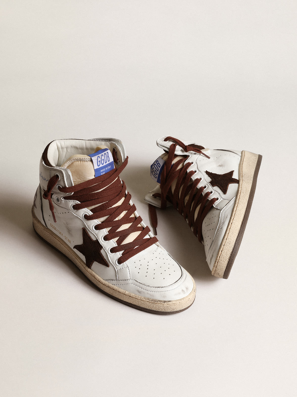 Golden Goose - Sky-Star Feminino de napa branca com estrela de suede chocolate in 