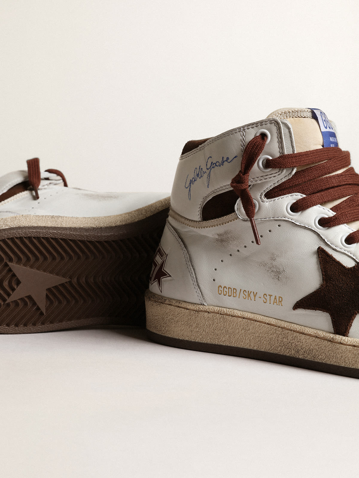 Golden Goose - Sky-Star Feminino de napa branca com estrela de suede chocolate in 