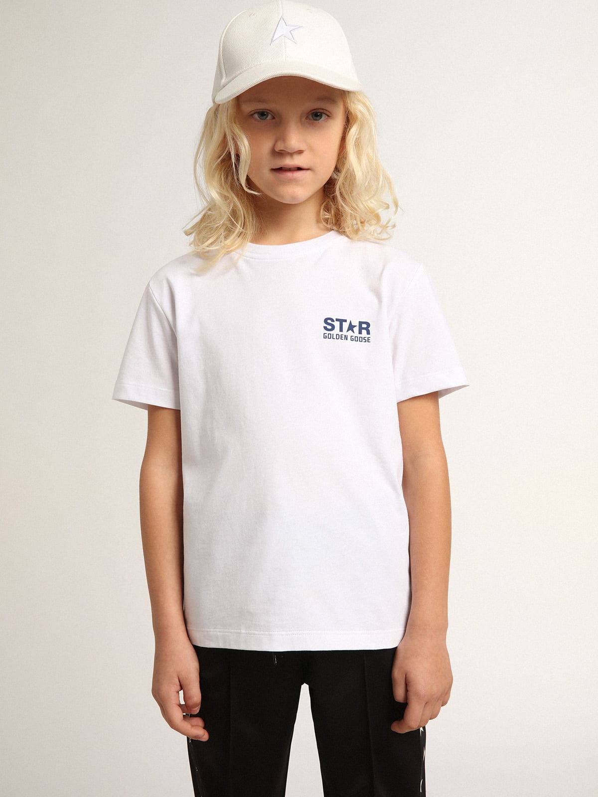 Golden Goose - T-shirt bianca da bambino con logo e stella blu scuro a contrasto in 