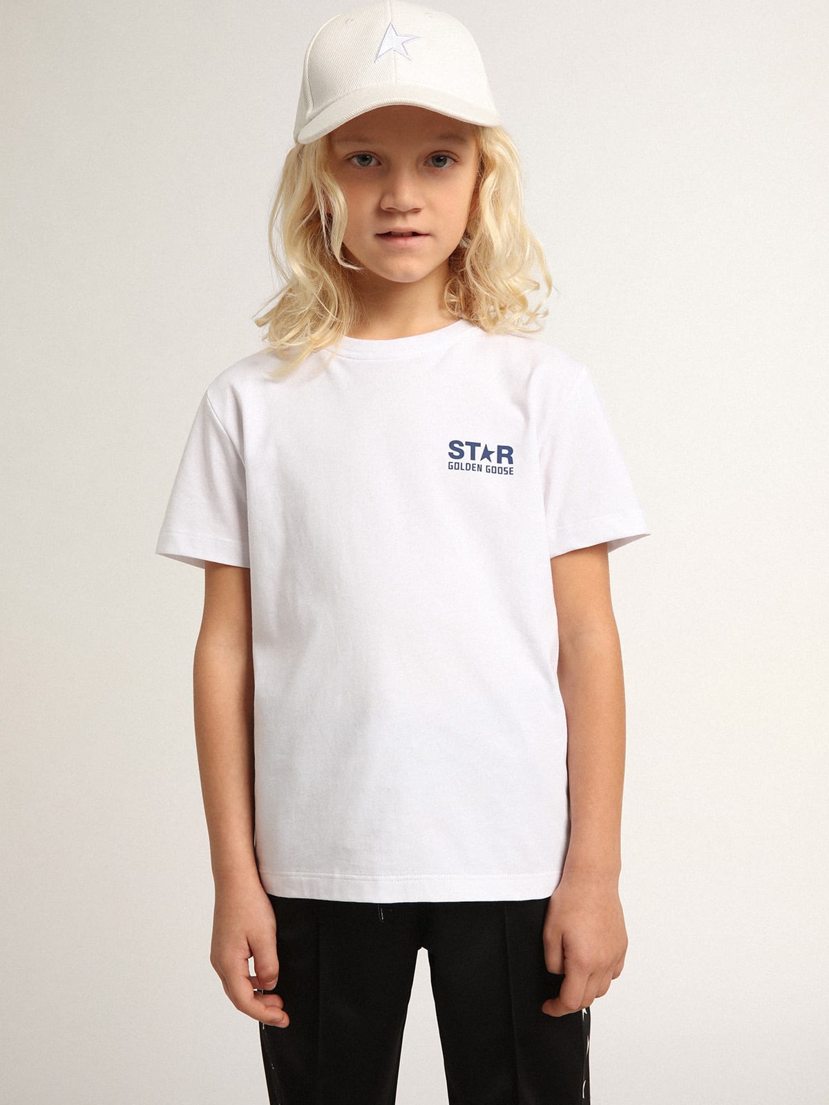 Golden Goose - Weißes Jungen-T-Shirt mit Logo und Stern in dunkelblauem Kontrastton in 