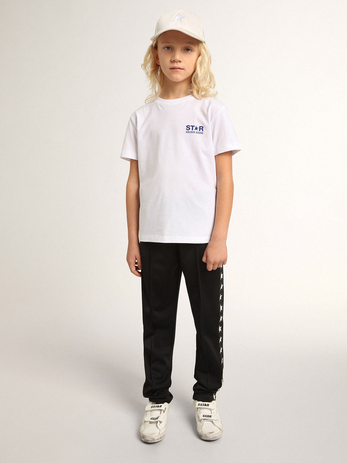 Boys’ white T-shirt with contrasting dark blue logo and star