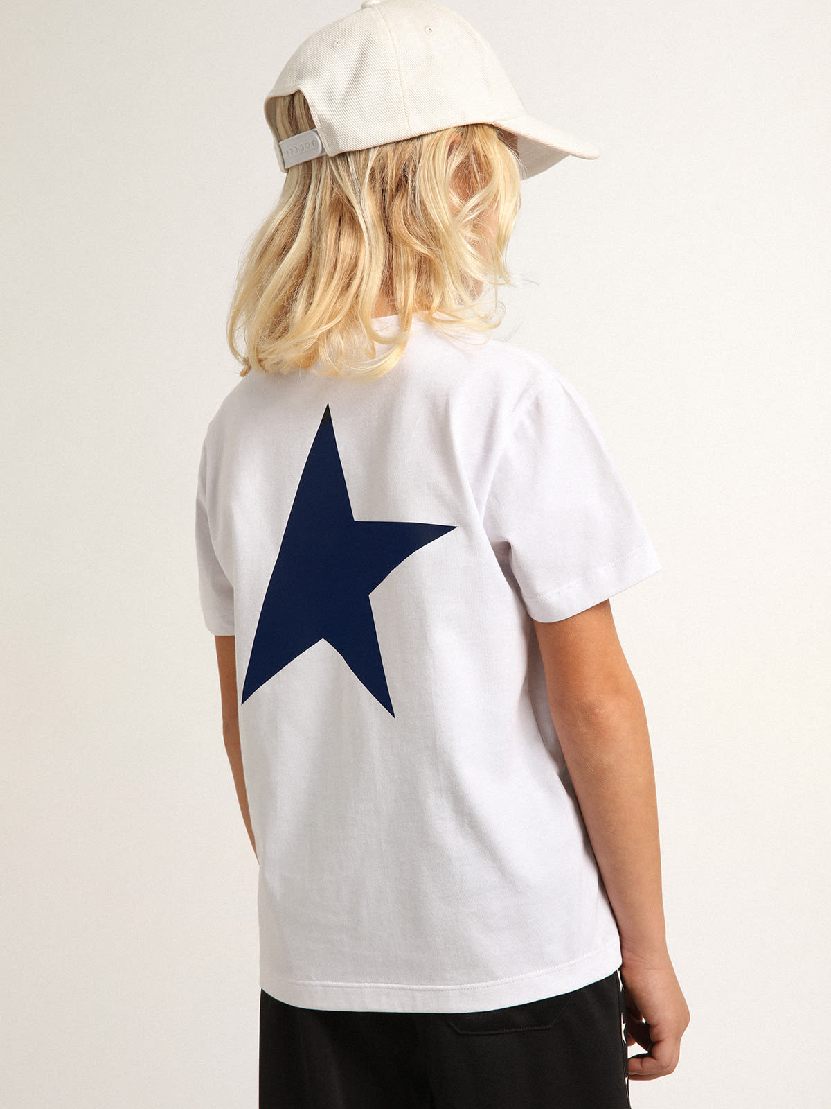 Golden Goose - Boys’ white T-shirt with contrasting dark blue logo and star in 