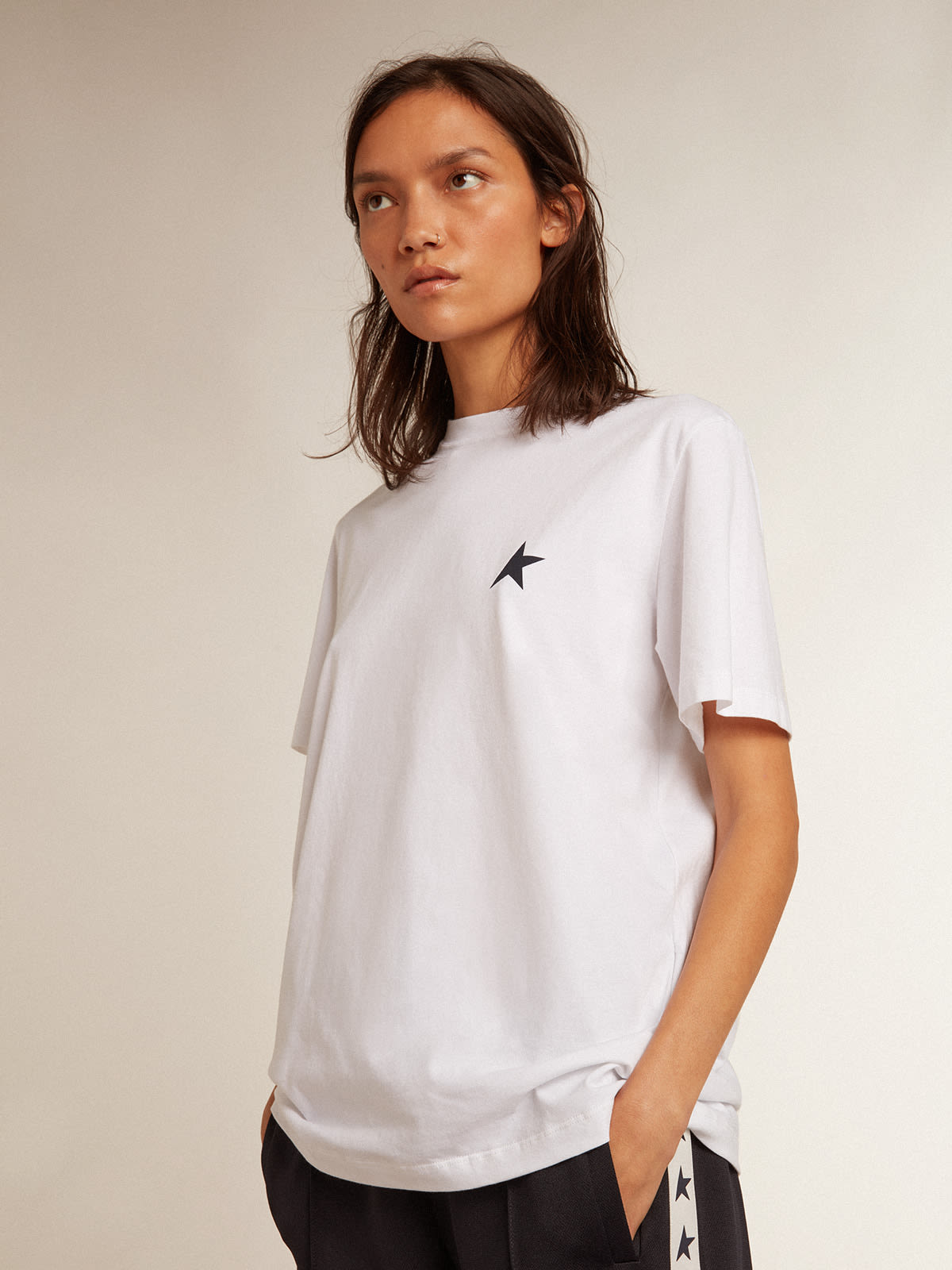 Golden Goose - Weißes Damen-T-Shirt mit dunkelblauem Stern auf der Vorderseite in 