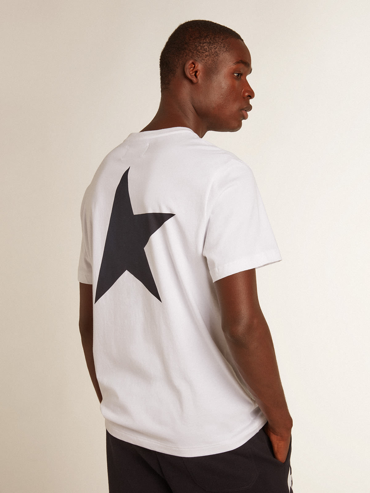 Golden Goose - T-shirt blanc pour homme avec étoile bleu foncé dans le dos in 
