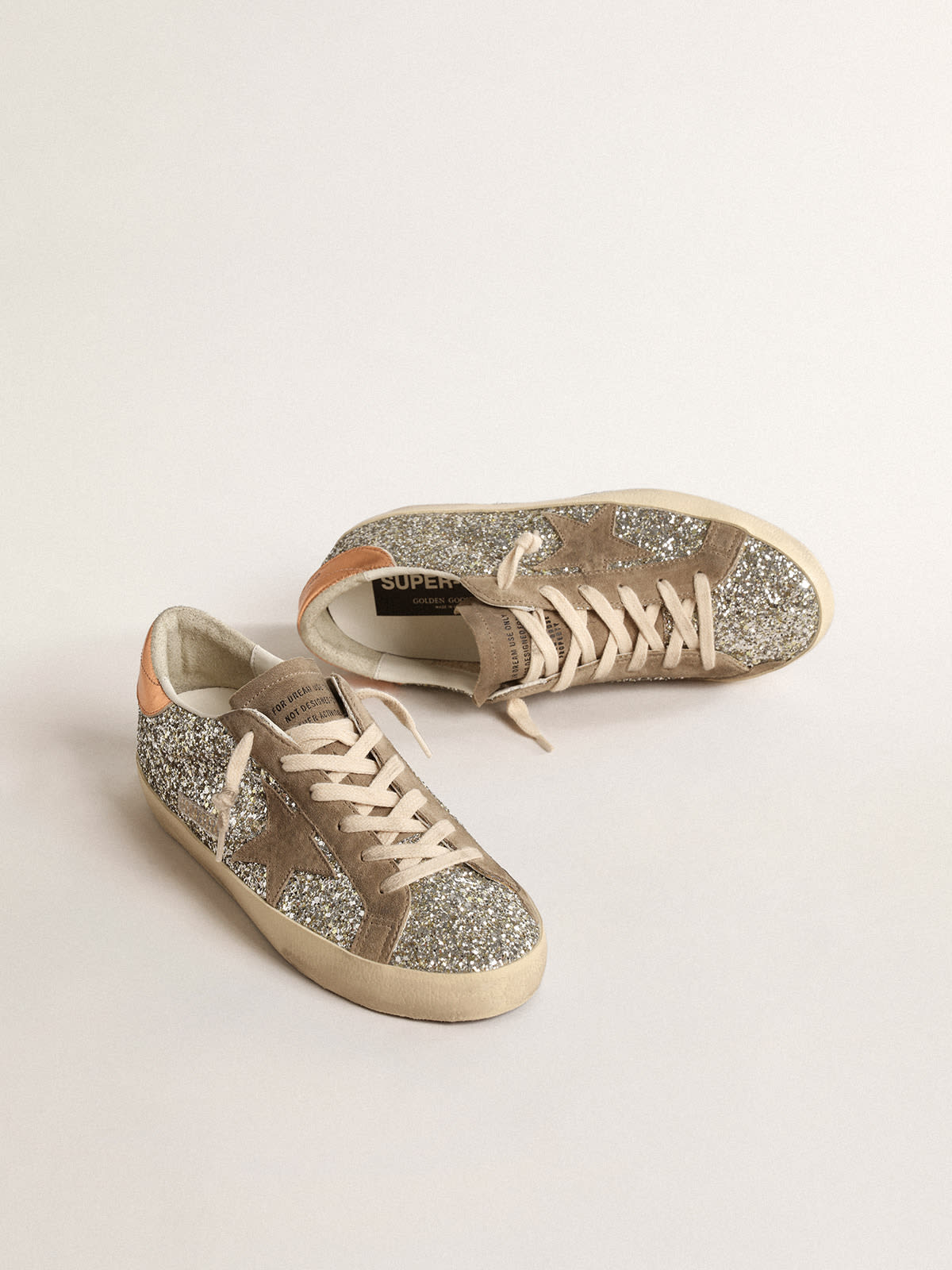 Golden Goose - Super-Star aus platinfarbenem Glitzer mit taubengrauem Raulederstern in 