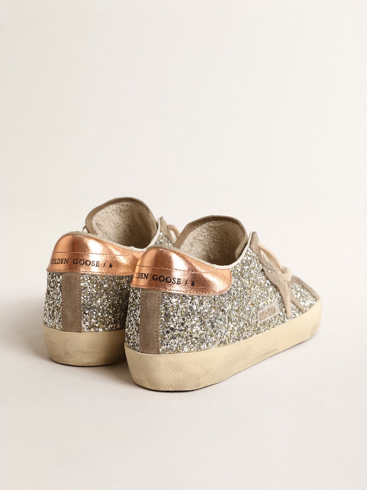 Golden Goose - Super-Star Donna in glitter platino con stella in suede color tortora in 