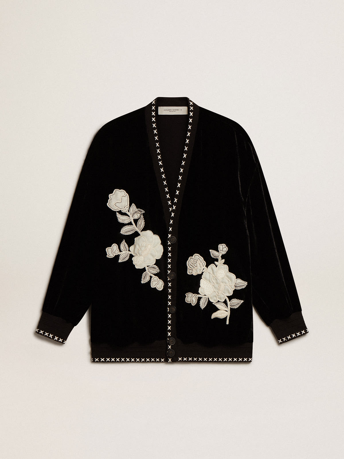 Veste noire en velours avec broderie florale sur le devant