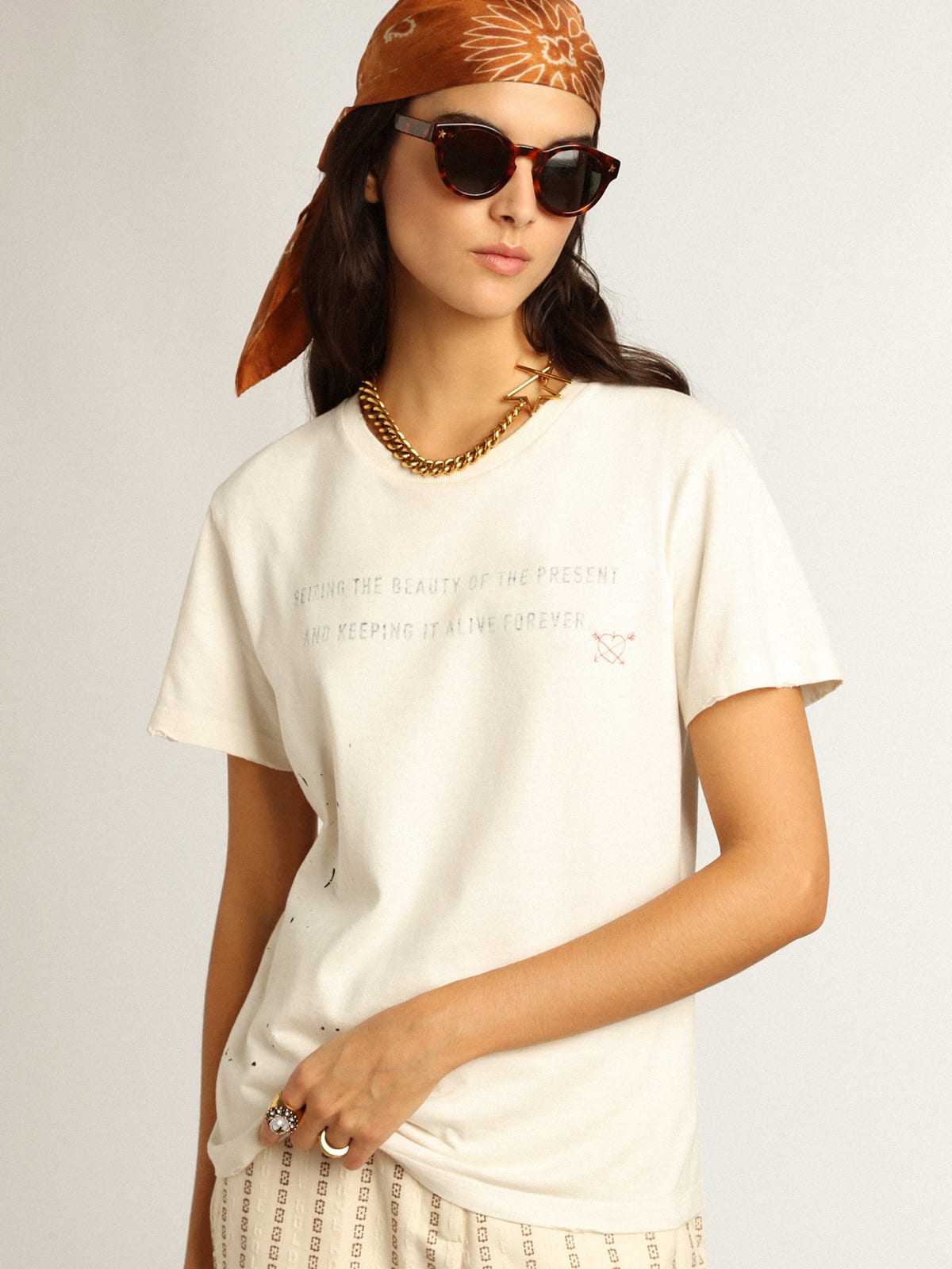 Golden Goose - T-shirt di colore bianco con scritta e ricamo in 