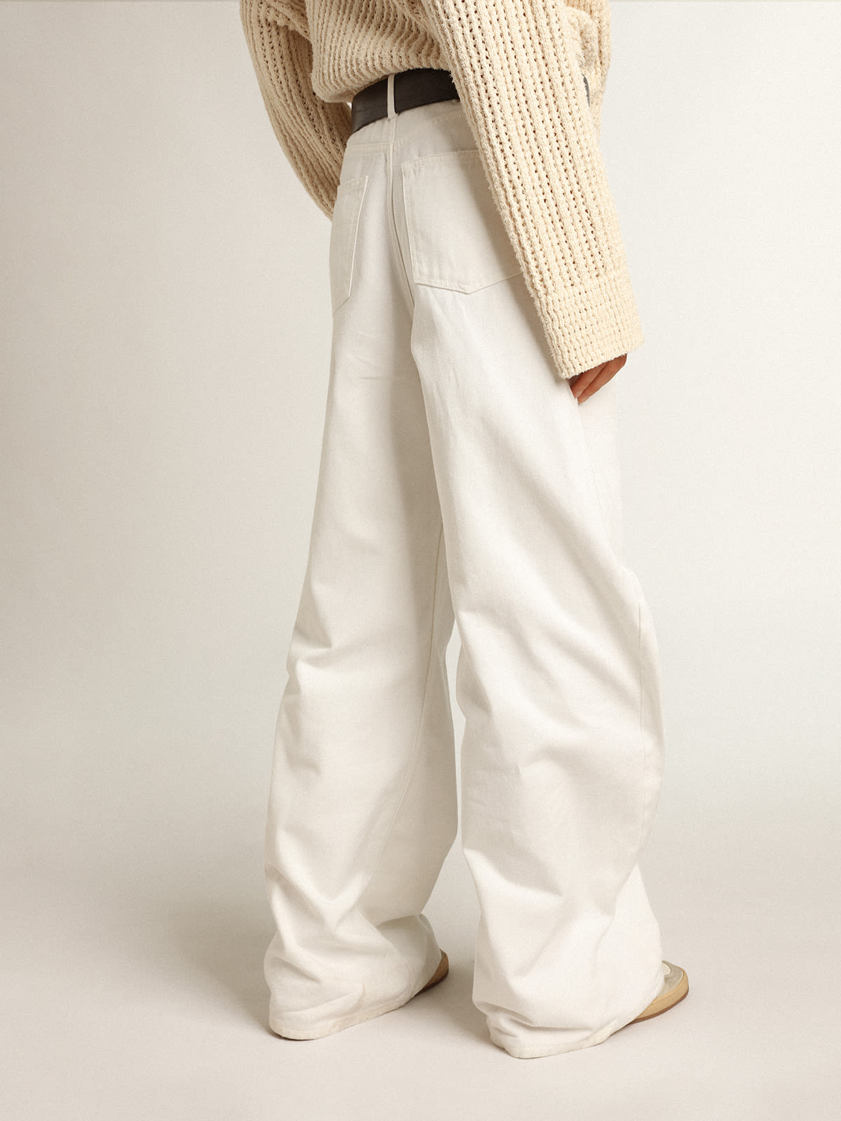 Golden Goose - Pantalone jeans gamba larga in bull denim color bianco in 